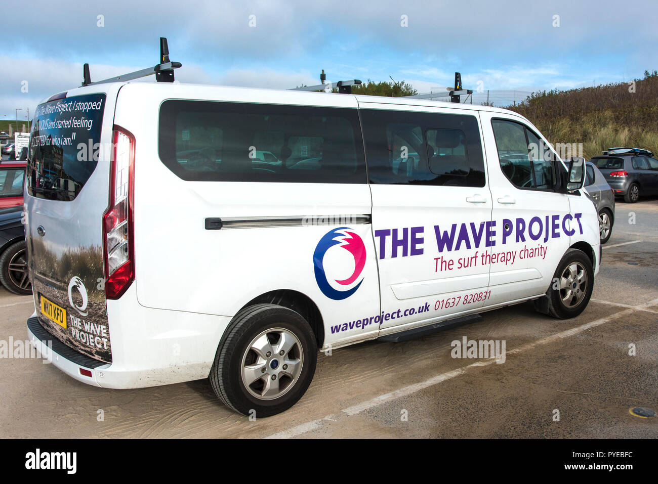 Die Welle Projekt Nächstenliebe Fahrzeug in Fistral Parkplatz in Newquay in Cornwall geparkt. Stockfoto