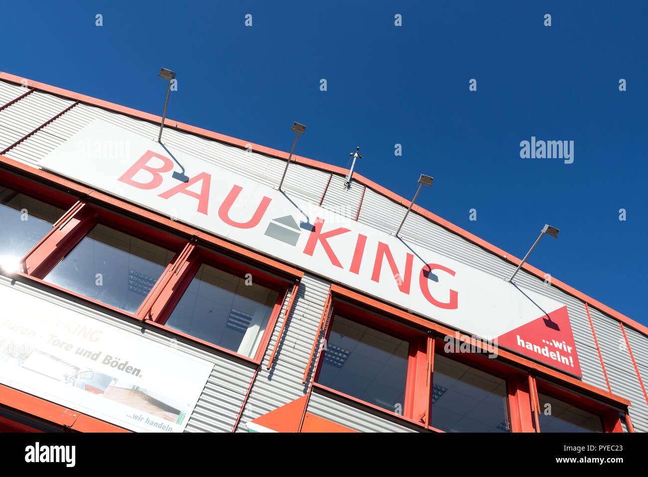 BAUKING Schild am Baumarkt. Mit 79 Filialen BAUKING ist einer der Marktführer im deutschen Baustoff- und Holzhandel Stockfoto