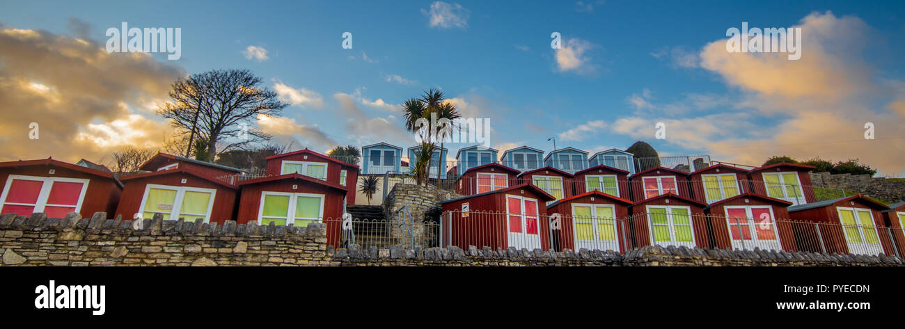 Strand Hütten in der Nähe der Promenade, Swanage, Dorset, Großbritannien Stockfoto