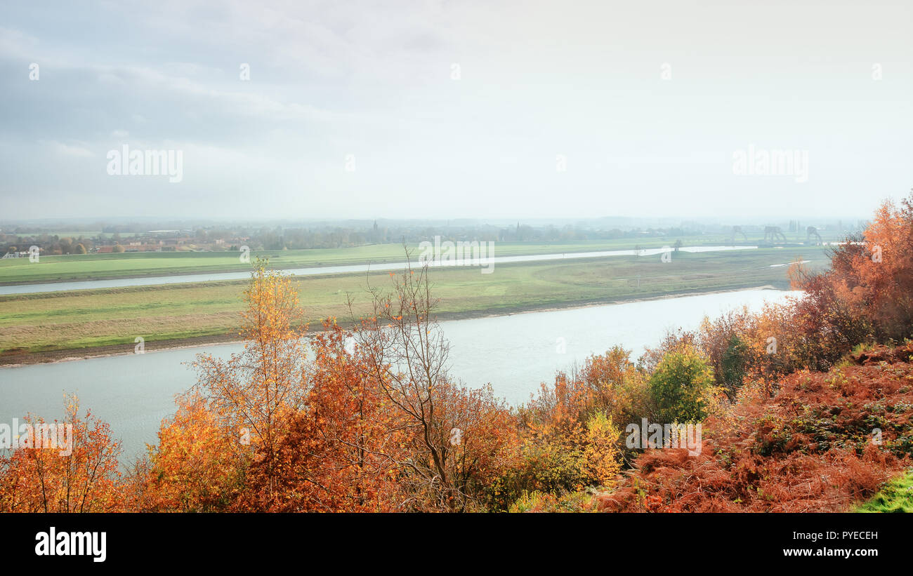 Die schöne Flusslandschaft des Fluß nederrijn an der Driel Damm in der Provinz Gelderland in den Niederlanden Stockfoto