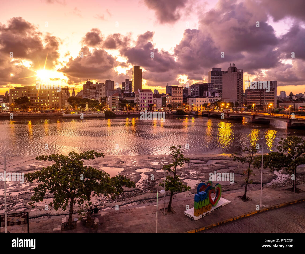 Recife in Pernambuco, Brasilien durch den Fluss Capibaribe mit Gebäuden aus der Kolonialzeit und den Sonnenuntergang. Stockfoto