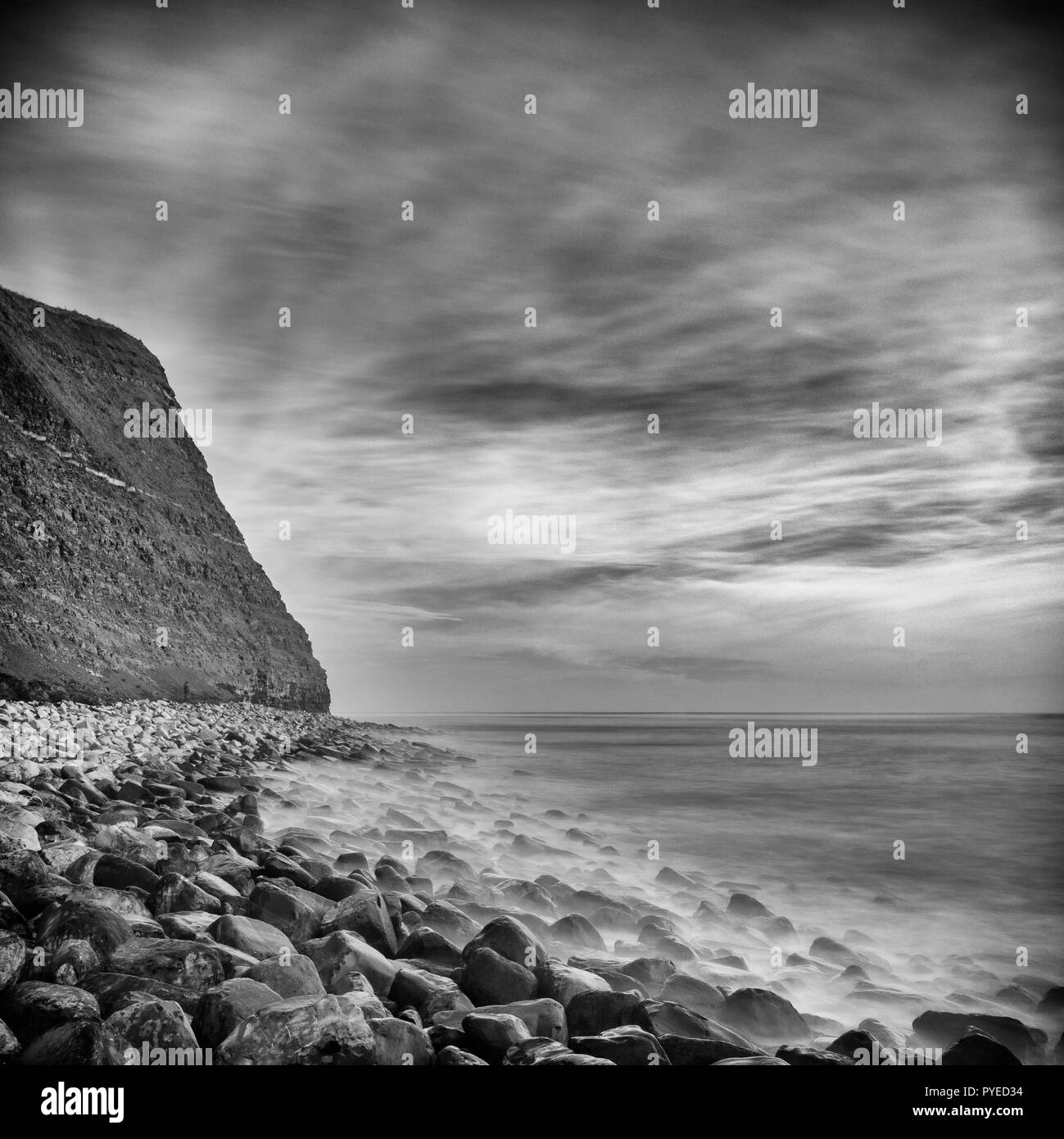 Ein Schwarz/Weiß-Sicht auf die Klippen und Felsen an der Küste bei Kimmeridge, Dorset Stockfoto