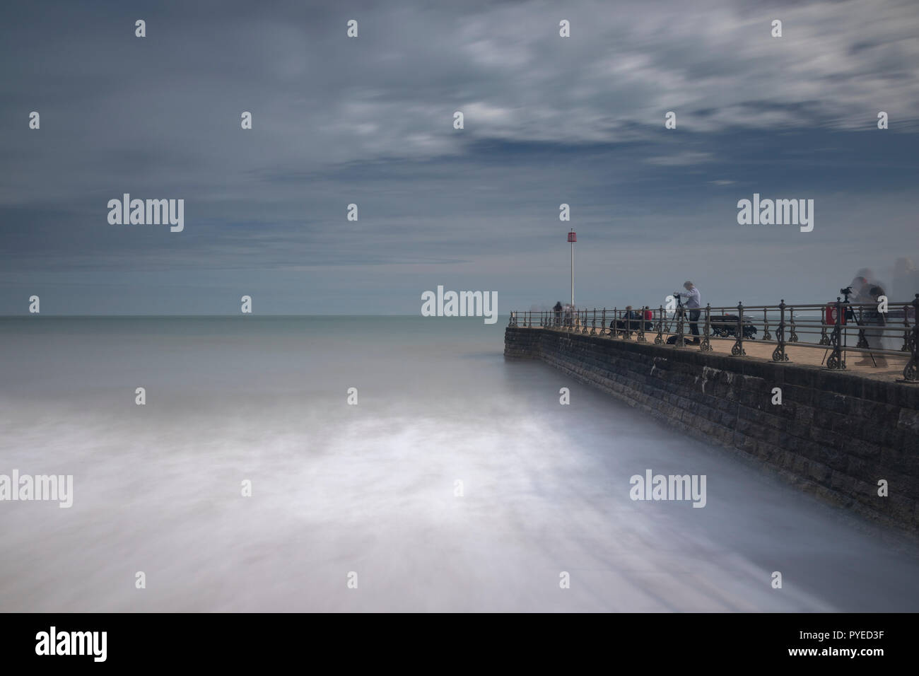 Ein Farbfoto der Pier in Swanage, Dorset mit einer langen Verschlusszeit die Bewegung des Meeres zu verwischen Stockfoto