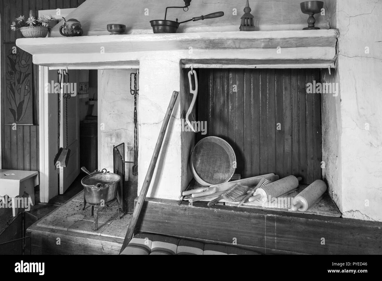 Kochen Kamin und Ofen in einem alten schwedischen Bauernhof im nördlichen Schweden Stockfoto