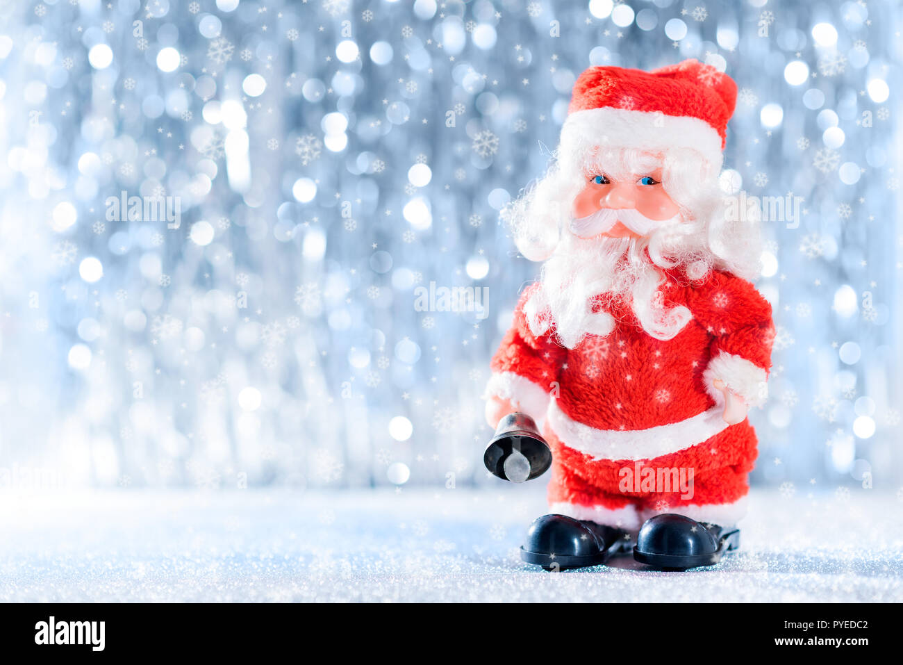 Cute Santa Clause im Winter Wonderland. Weihnachten Hintergrund mit kopieren. Stockfoto