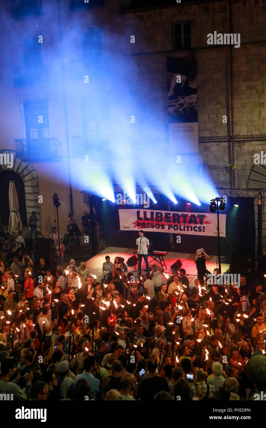 September 2018, Taschenlampe beleuchteten Prozession zur Unterstützung der katalanischen Politiker, die nach dem 1.10.17 Referendum, Girona, Spanien inhaftiert wurden, Stockfoto