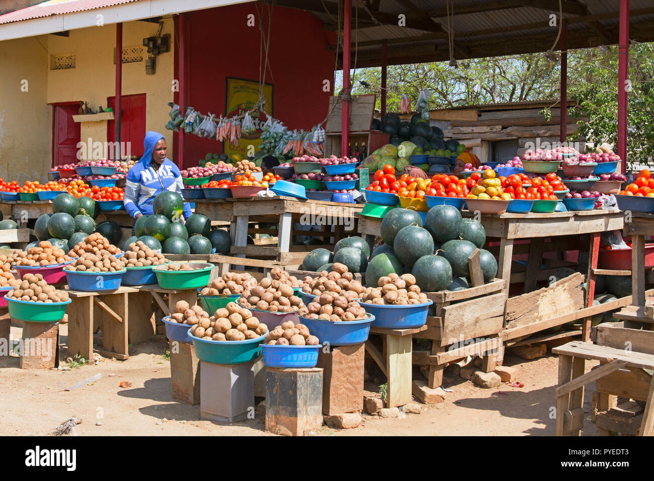 Straßenhändler, Straßenverkäufer, Straßenrand Obst- und Gemüsemarkt, Ankole region, Uganda, Ostafrika Stockfoto