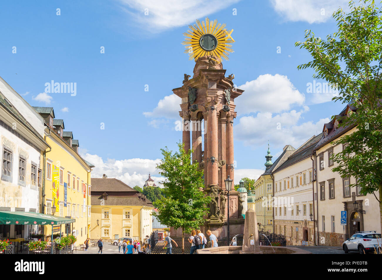 BANSKA STIAVNICA, SLOWAKEI - AUGUST 2018: Touristen Sehenswürdigkeiten im historischen Stadtzentrum auf August 2018 in Banska Stiavnica Stockfoto