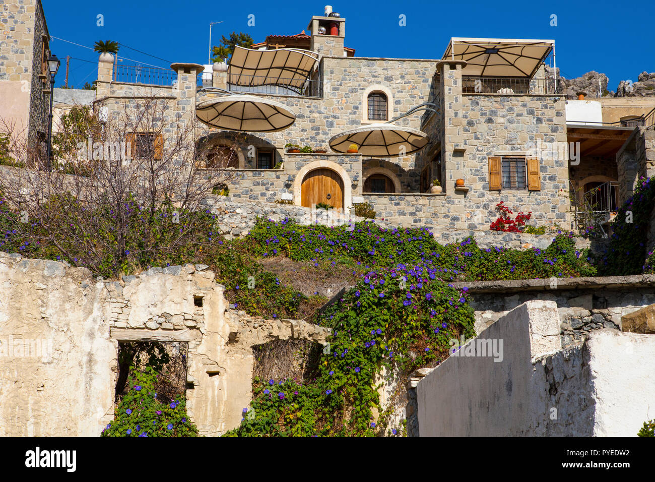 Traditionelle Häuser und alte Gebäude im Dorf Anatoli, Kreta Stockfoto