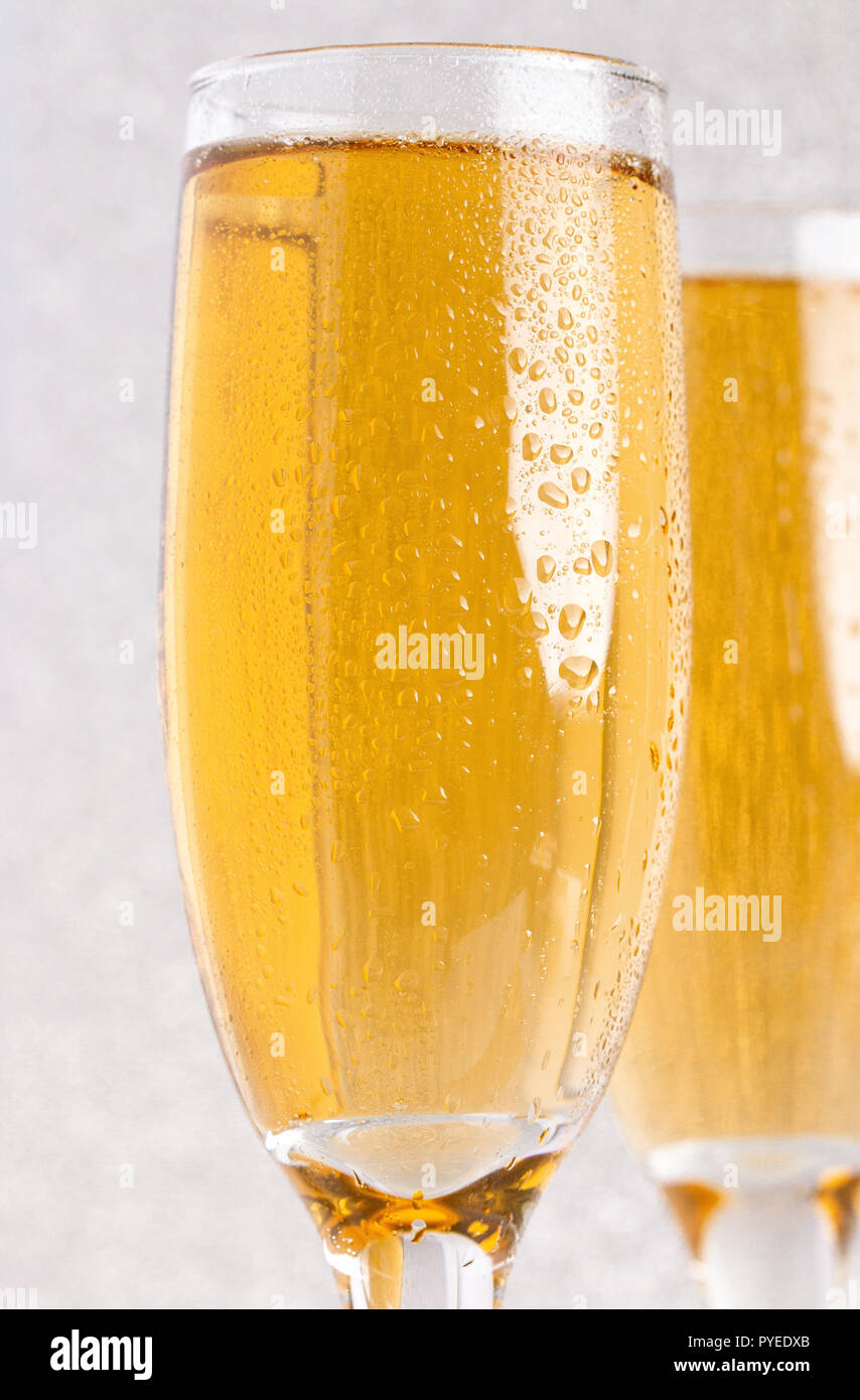 Zwei Gläser Champagner auf silbernem Glitzer Hintergrund Stockfoto