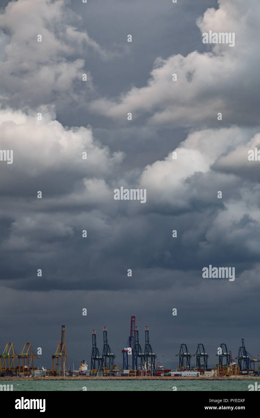 Sturm über kommerzielle Hafen Kräne an der Unterseite des Rahmens Stockfoto