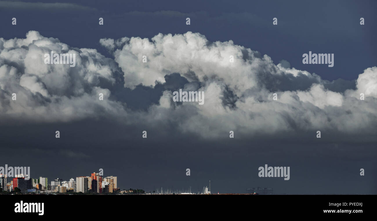 Long Shot von skyscrappers in der Nähe von Meer mit stürmischen Wolken Stockfoto