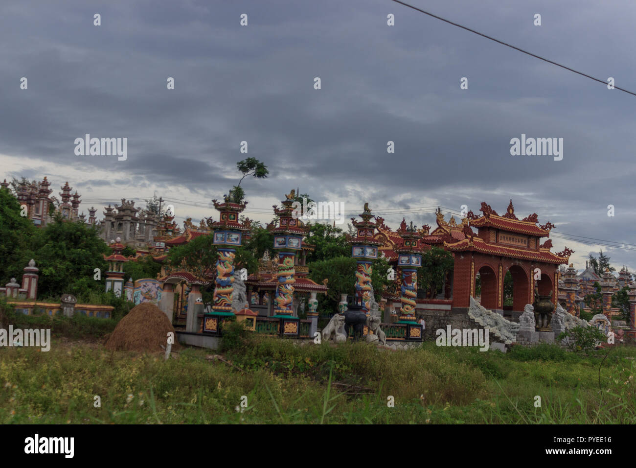 Friedhof in der Landschaft in Vietnam Stockfoto