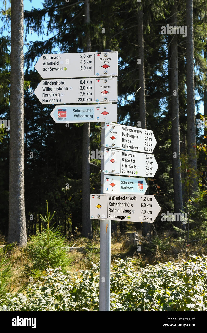 Fußweg zeichen Marker für den Westweg oder Westway lange Distanz Schwarzwald wandern Route, Deutschland, Europa Stockfoto