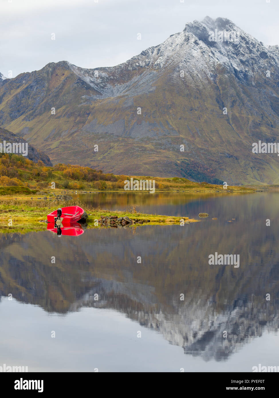 Schöne spiegel Reflexionen der Boot in See vor der Berg, Lofoten, Norwegen Stockfoto