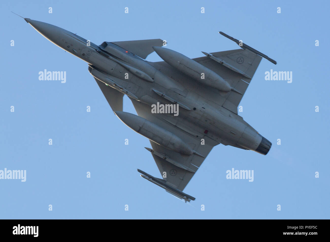 Ein schwedischer JAS-39 Gripen, die von Bodø Air Base während der Übung Trident Zeitpunkt 18. Stockfoto