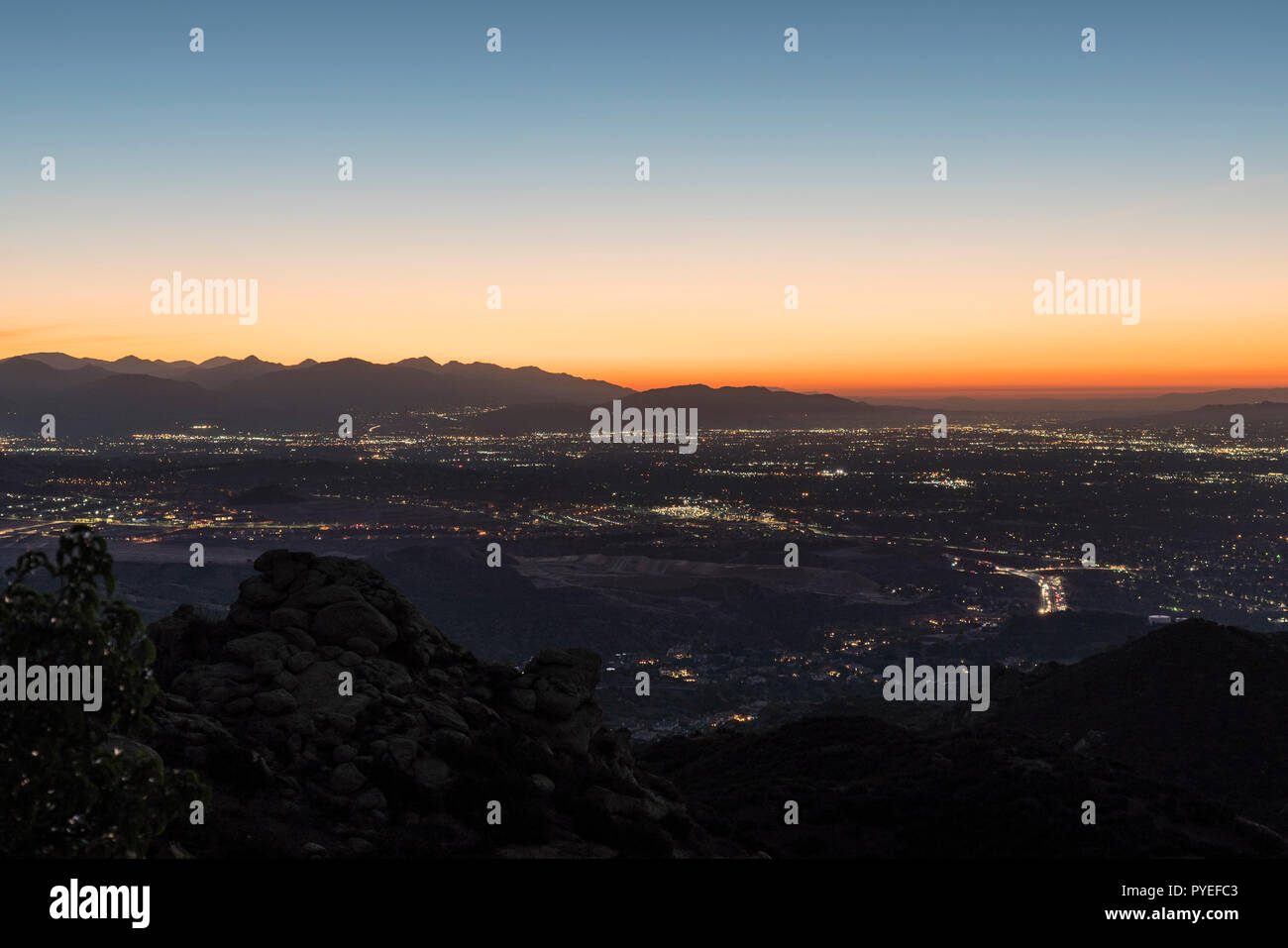 Predawn Bergspitze Stadtbild Blick auf die San Fernando Valley in Los Angeles, Kalifornien. Von Rocky Peak Park in der Nähe von Simi Valley erschossen. Stockfoto