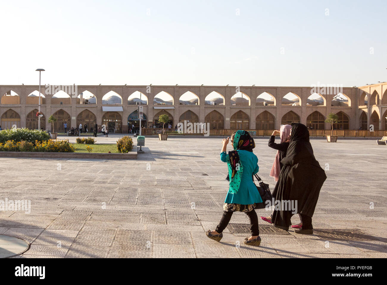 ISFAHAN, IRAN - 20. AUGUST 2016: die Frauen, die moderate islamische Kleidung, das islamische Kopftuch, Schleier und Kopftuch gehen in den Straßen von Isfahan, Iran, auf Imam Stockfoto
