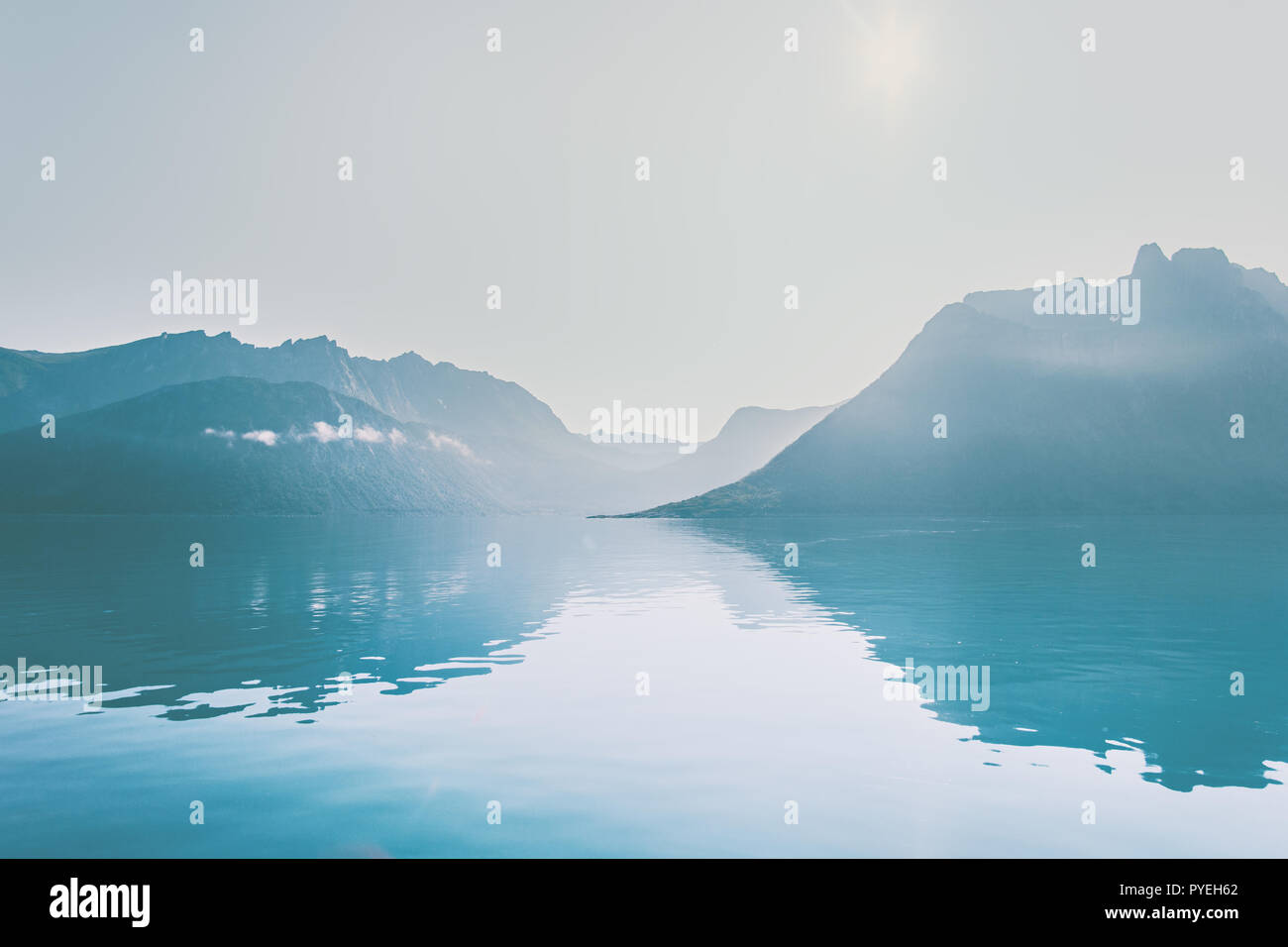 Berge und Meer Spiegel Wasser Reflexion Landschaft reisen Idyllische ruhige Landschaft Norwegens Inseln Stockfoto