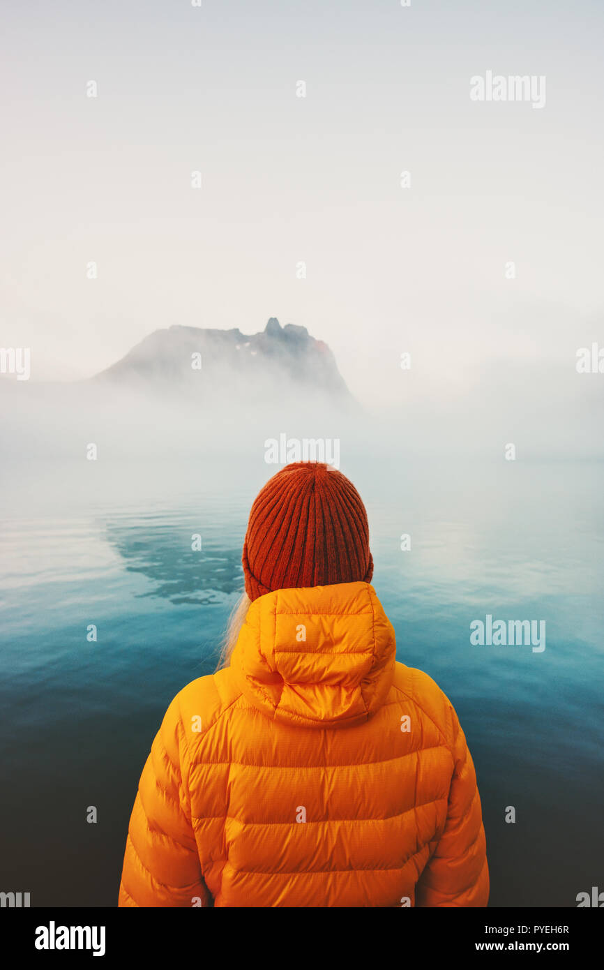 Reisende allein auf nebligen Meer reisen Abenteuer lifestyle outdoor Einsamkeit Gefühle Winterbekleidung kalten skandinavischen Wetter Stockfoto