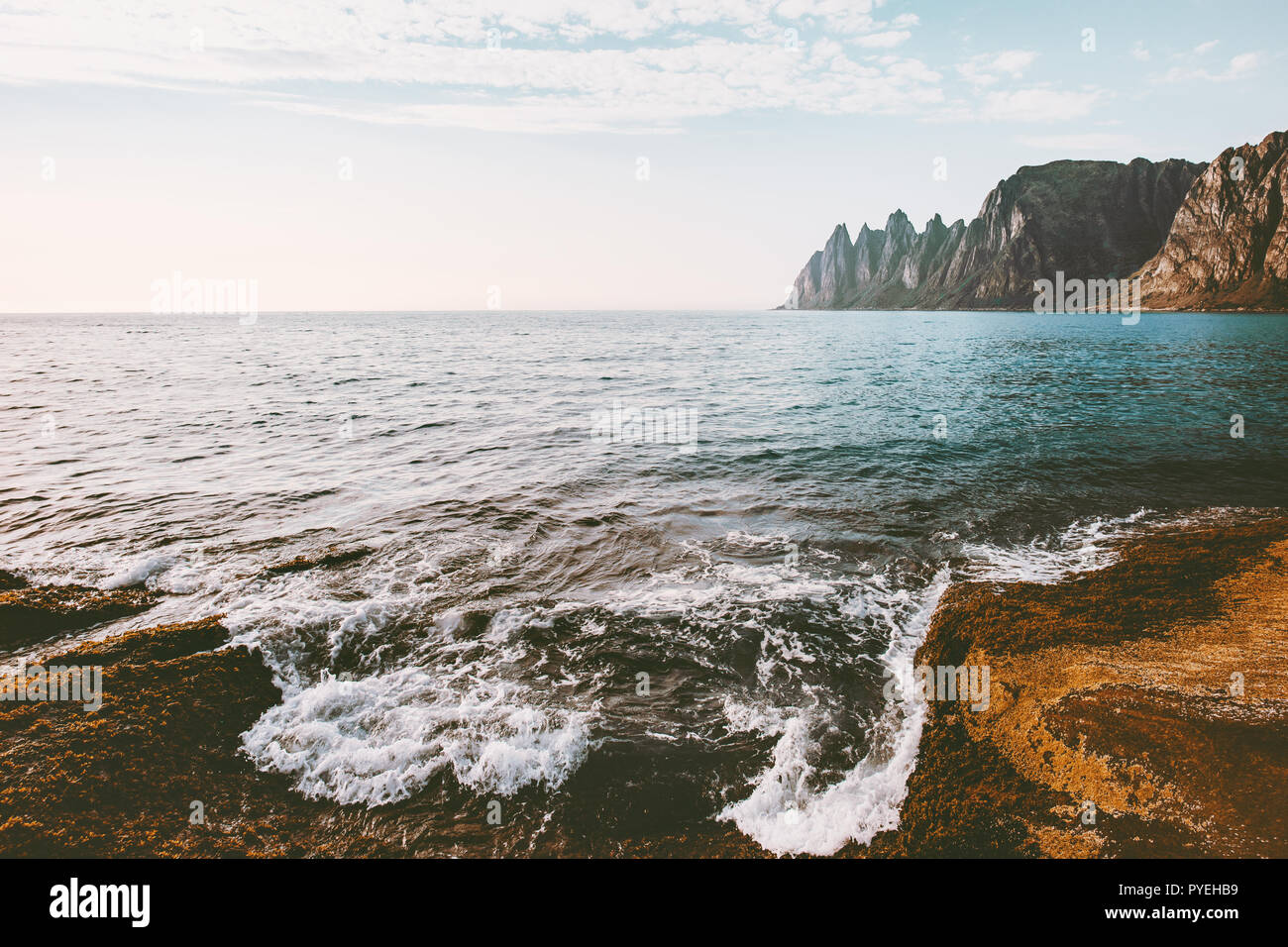 Norwegen Landschaft Okshornan spitzen Berg und Meer Senja Inseln, malerischen Blick Meer reisen Standorte Sommer Landschaft Stockfoto