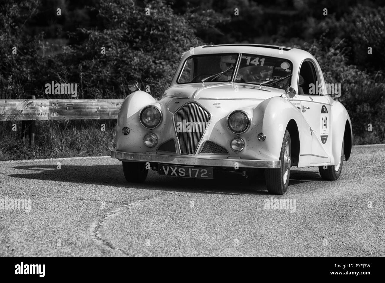 PESARO COLLE SAN BARTOLO, Italien, 17. Mai - 2018: Healey 2400 ELLIOTT BEUTLER 1947 auf einem alten Rennwagen Rallye Mille Miglia 2018 die berühmten italienischen Stockfoto