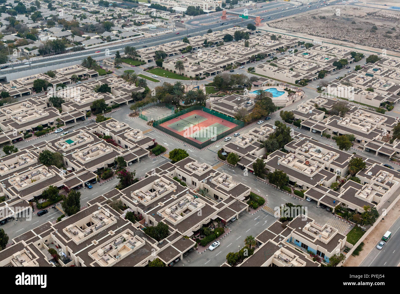 Tennisplätze in der Mitte von Palma Frühjahr Dorf, eine niedrig-Wohnanlage in der Al Sufouh Viertel von Dubai. Stockfoto