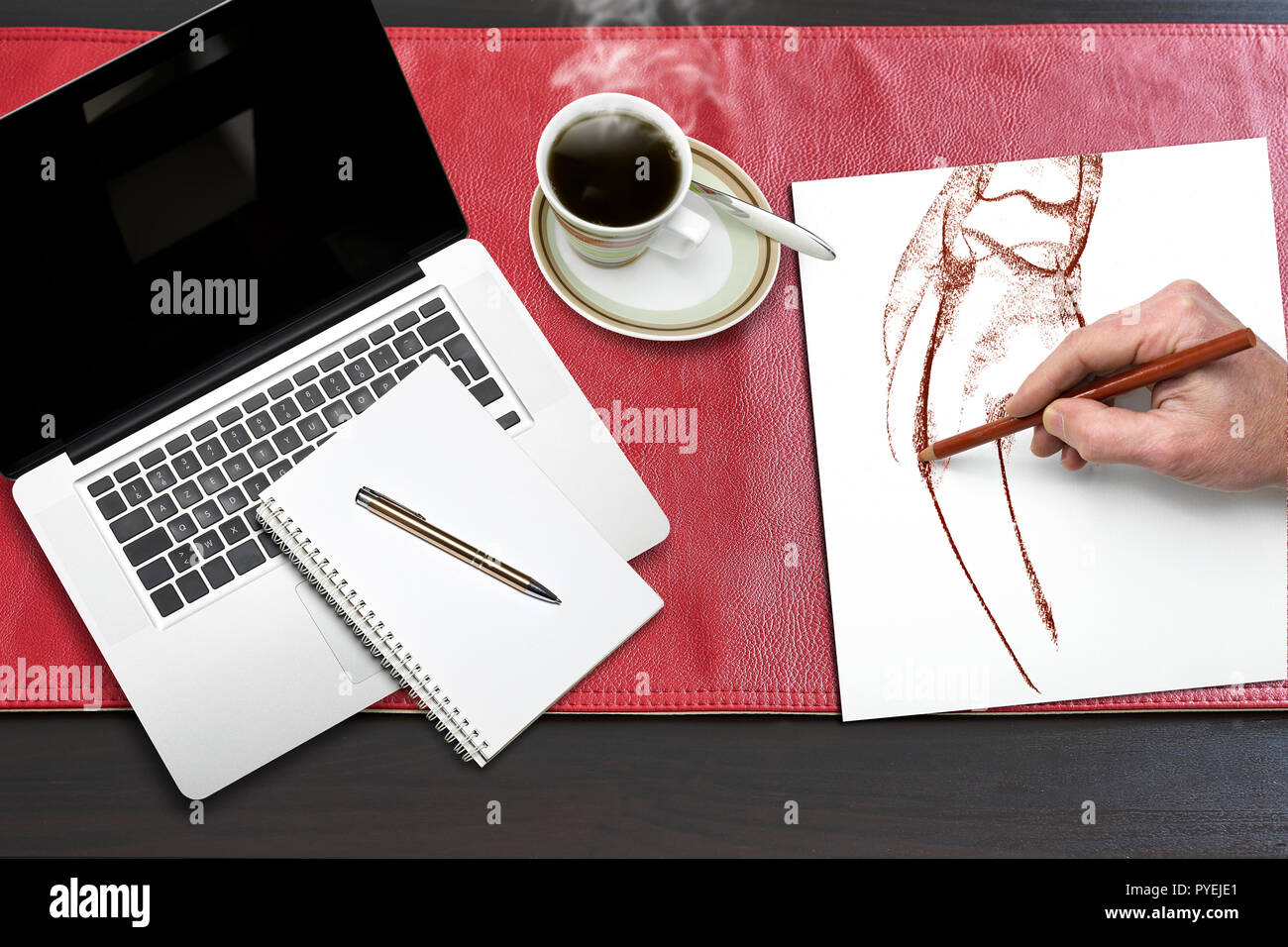 Notepad Notebook Laptop und von Hand zeichnen auf rotem Leder Tischdecke, Ansicht von oben Stockfoto
