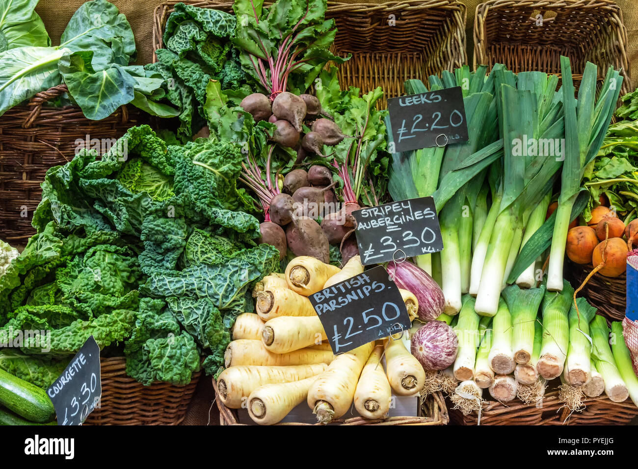 Britische Pastinaken, Lauch, Wirsing und andere Gemüse für den Verkauf auf dem Markt Stockfoto