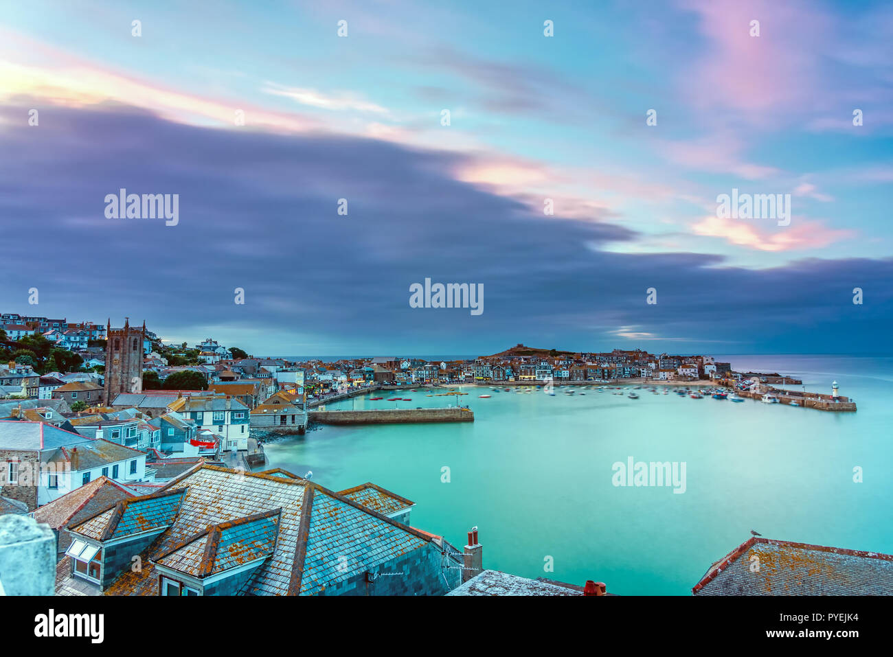 Die schöne Küstenstadt St. Ives in Cornwall, England, in der Dämmerung Stockfoto