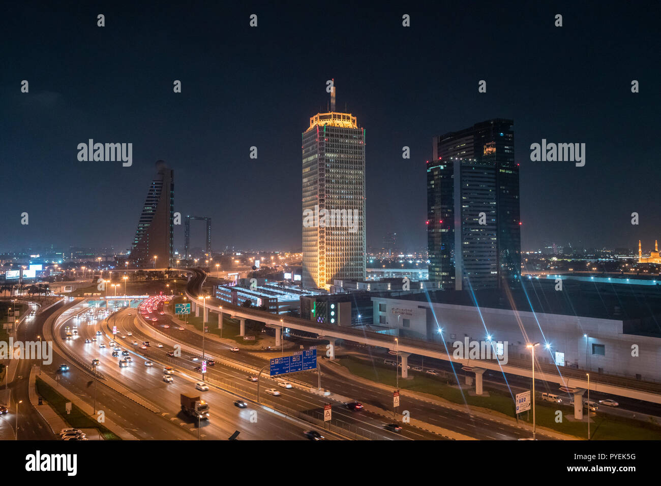 World Trade Centre und der Sheikh Zayed Road, Dubai, bei Nacht, VAE Stockfoto