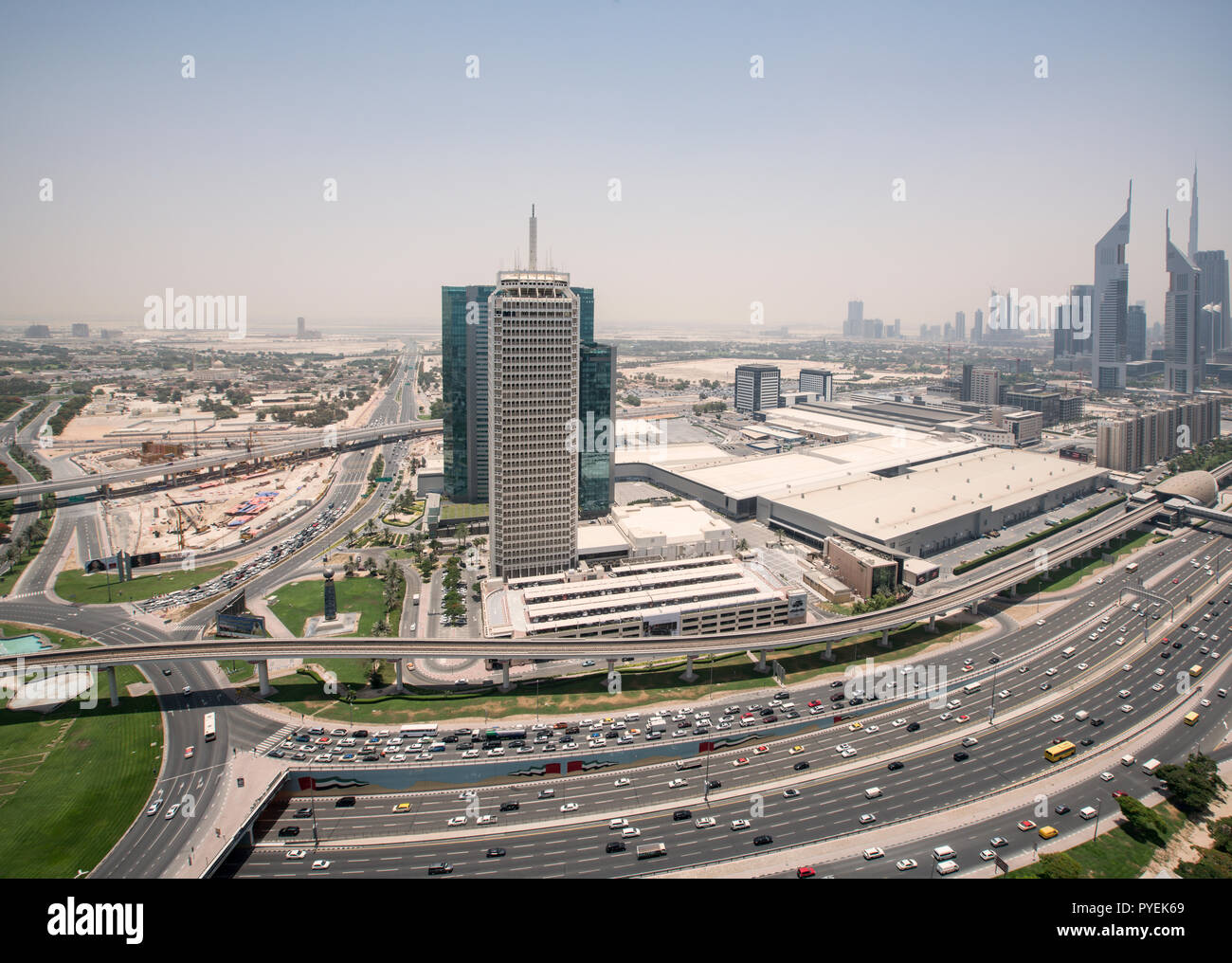 Dubai World Trade Centre und der Sheikh Zayed Road im Vordergrund. Stockfoto