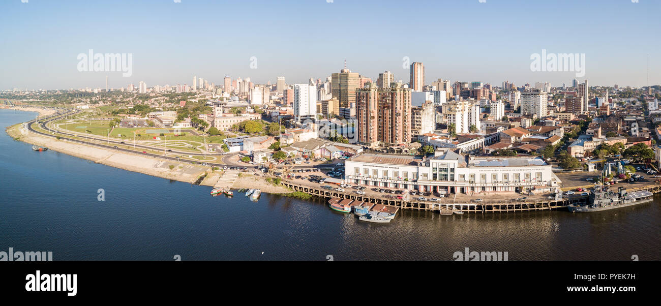 Panoramablick auf die Skyline der Wolkenkratzer der Lateinamerikanischen Hauptstadt Asuncion, Paraguay. Bahndamm von Paraguay Fluss. Birds Eye Antenne drone Foto Stockfoto