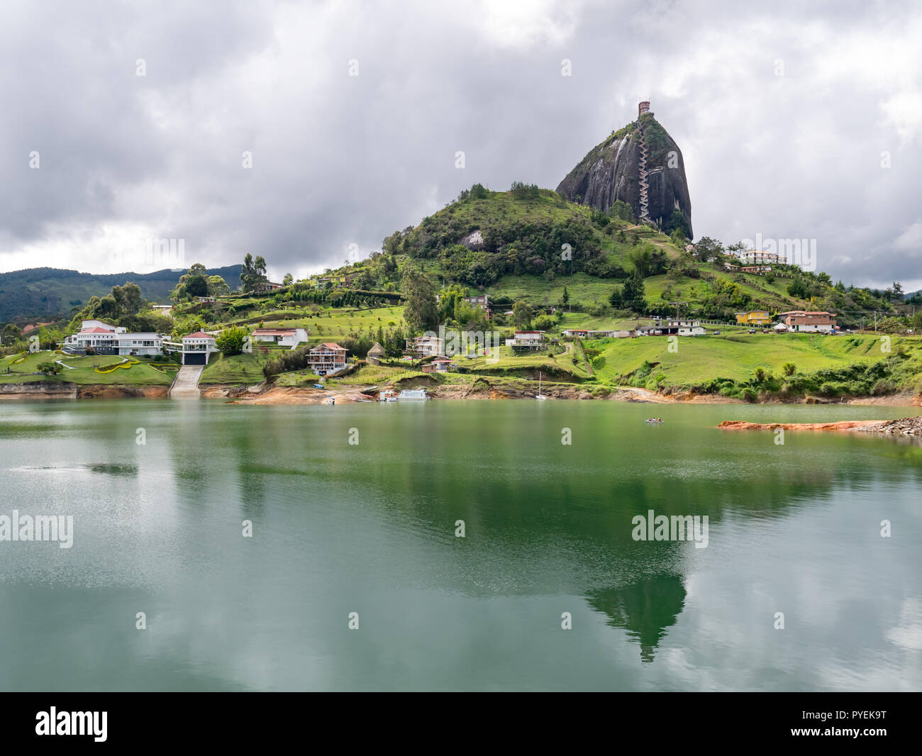 Rock von guatape (Piedra Del Penol) und See in Guatape, Kolumbien Stockfoto