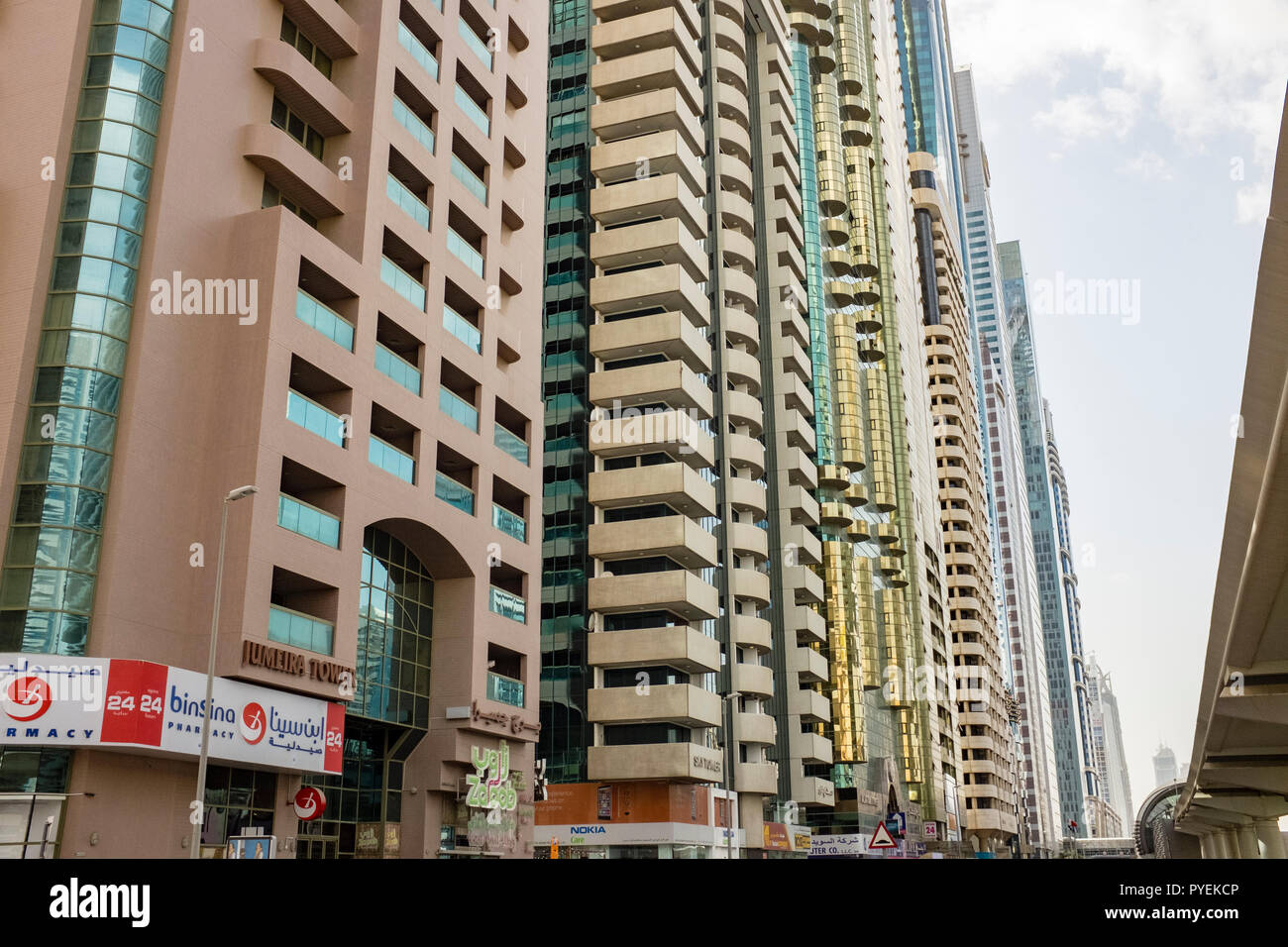 Wolkenkratzer Futter der Sheikh Zayed Road in Dubai, gegenüber der angehobenen Spuren der Dubai Metro Stockfoto