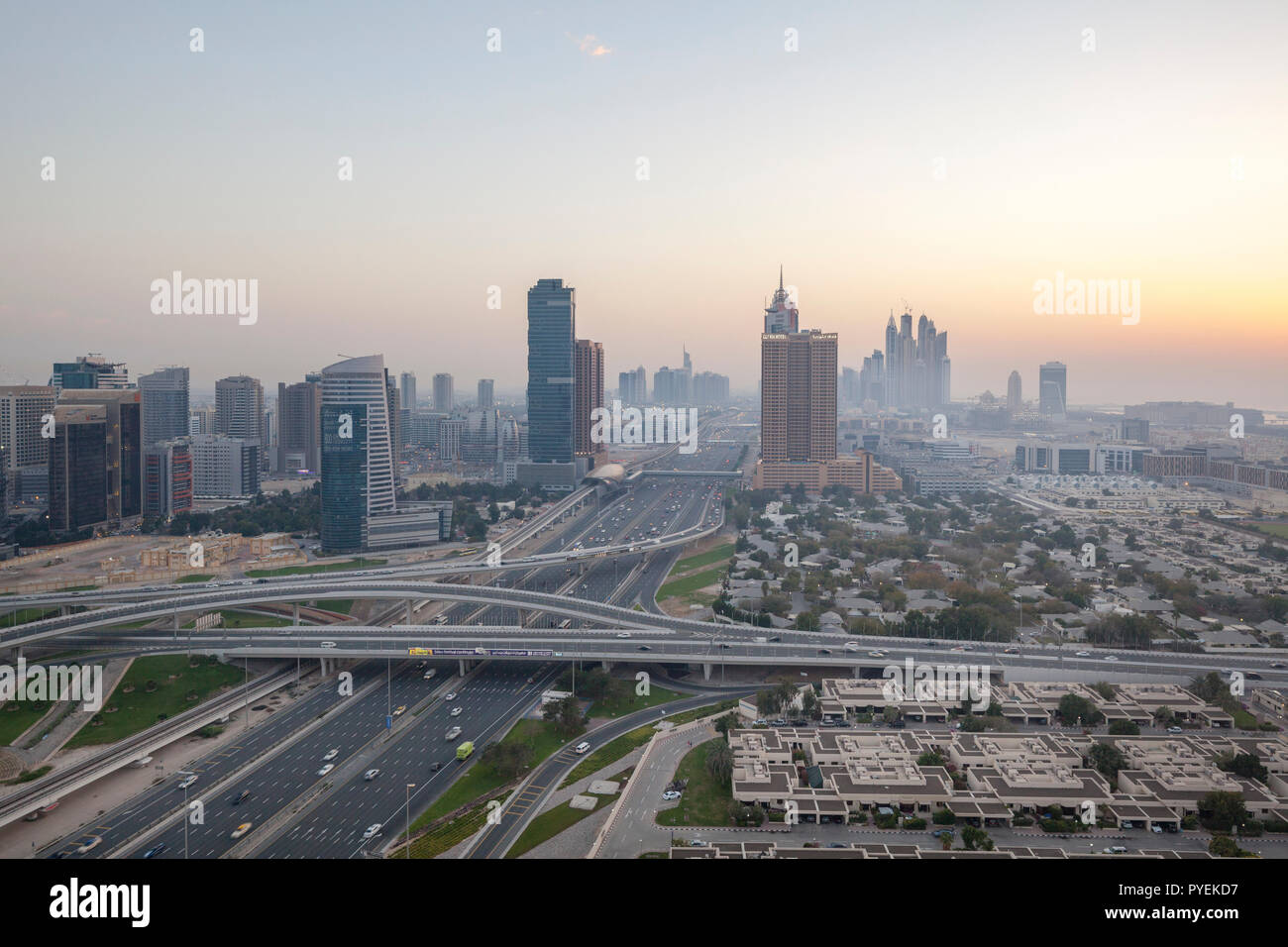 Sheikh Zayed Road, Dubai Marina im Hintergrund Stockfoto