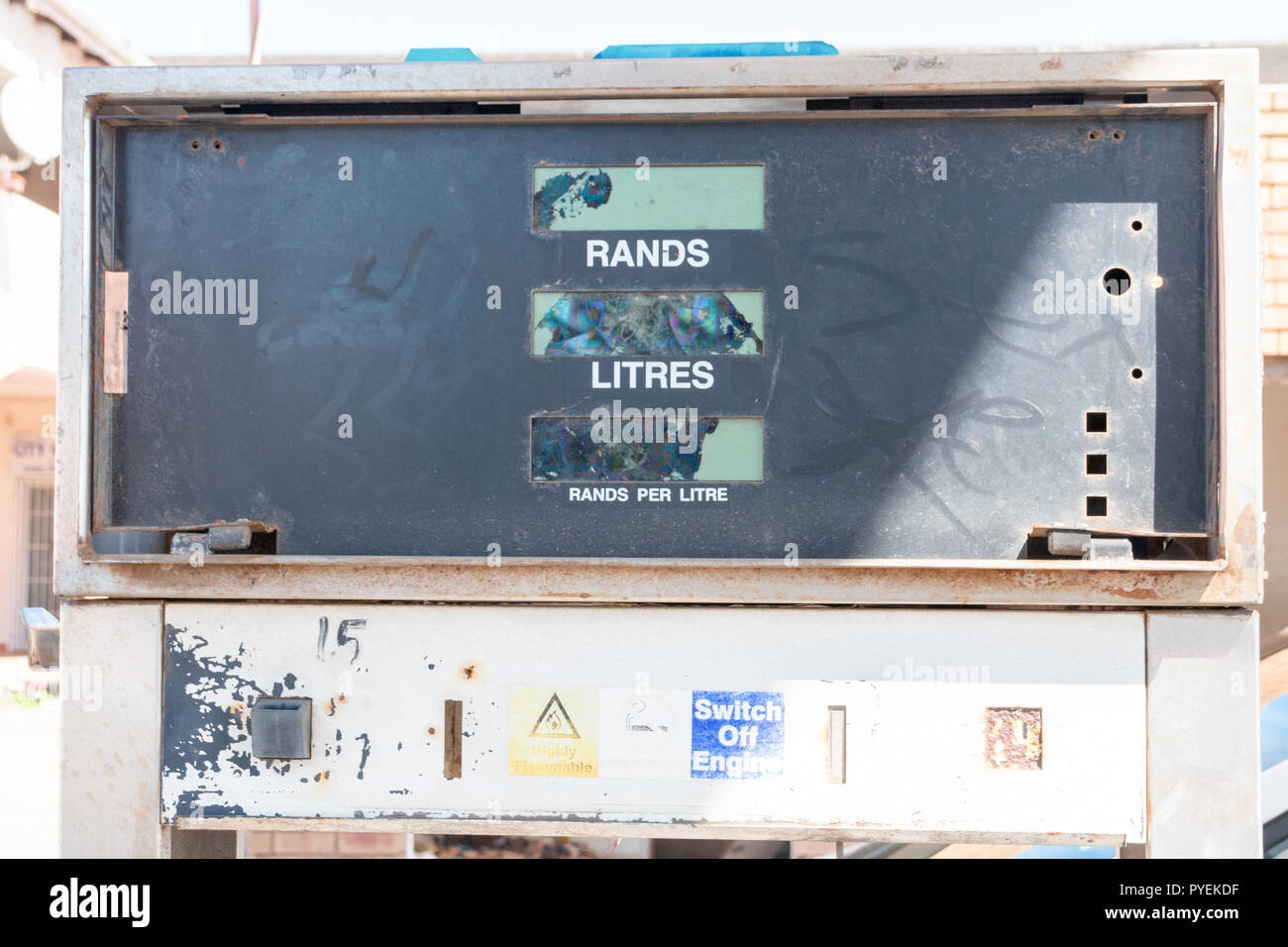 Eine Nahaufnahme der Vorderseite eines alten Benzin pumpe in einem abandened Garage oder der Station. Stockfoto