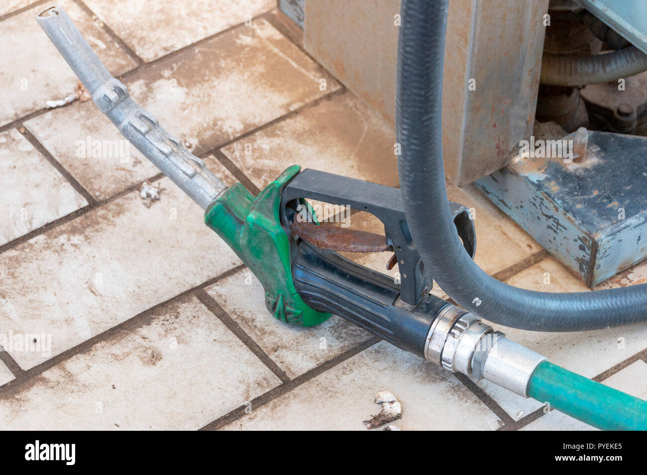 Aus der Nähe zu sehen. eine Alte verrostete prtrol Pumpe Händel, der nicht mehr benutzt wird Stockfoto