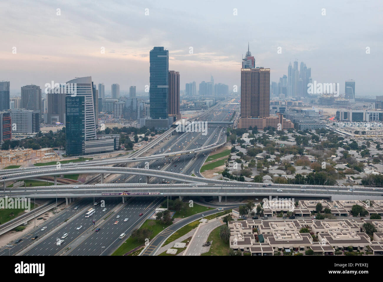 Sheikh Zayed Road, Dubai Marina im Hintergrund Stockfoto