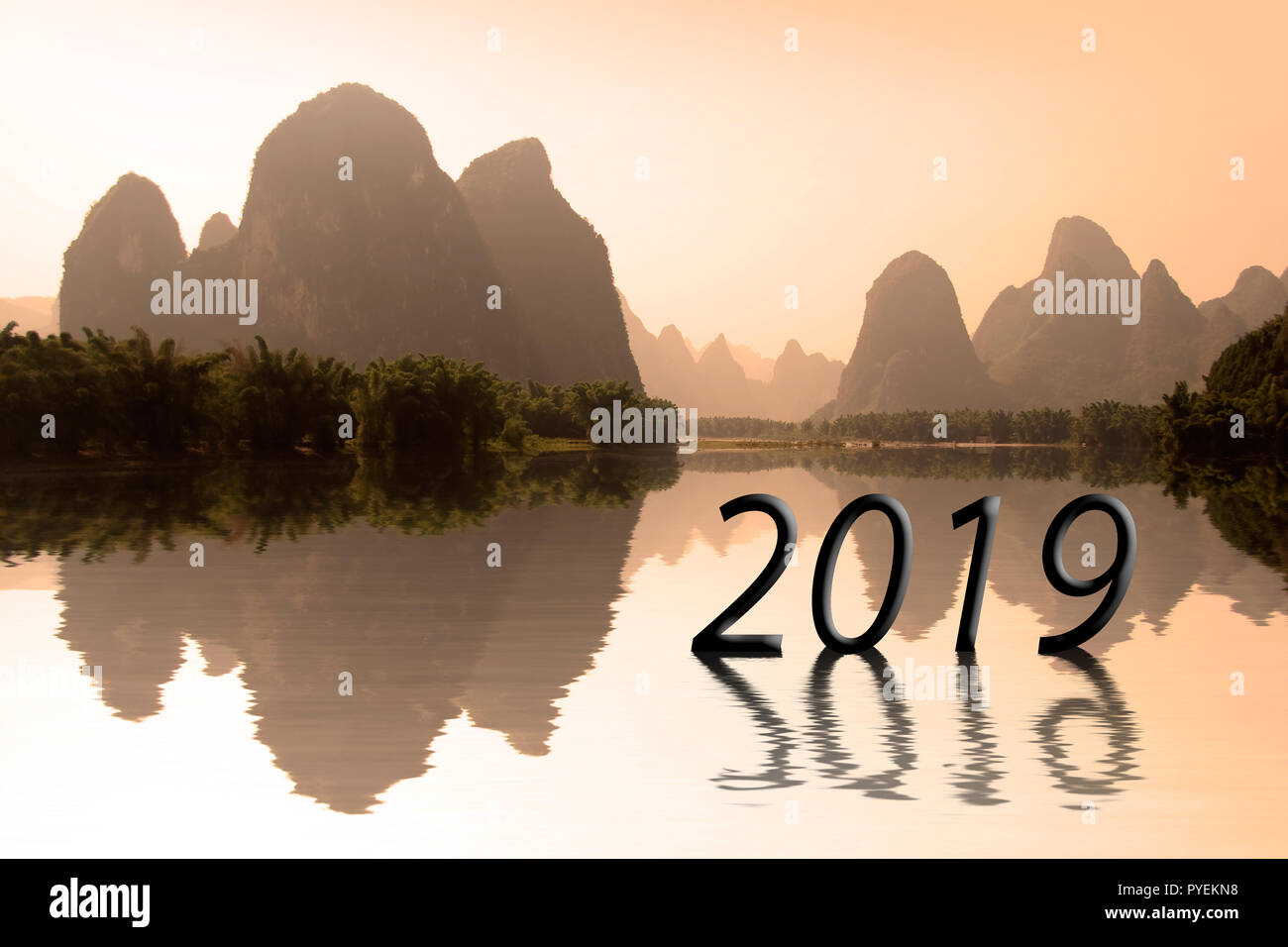 2019 In den asiatischen Landschaft bei Sonnenuntergang geschrieben Stockfoto