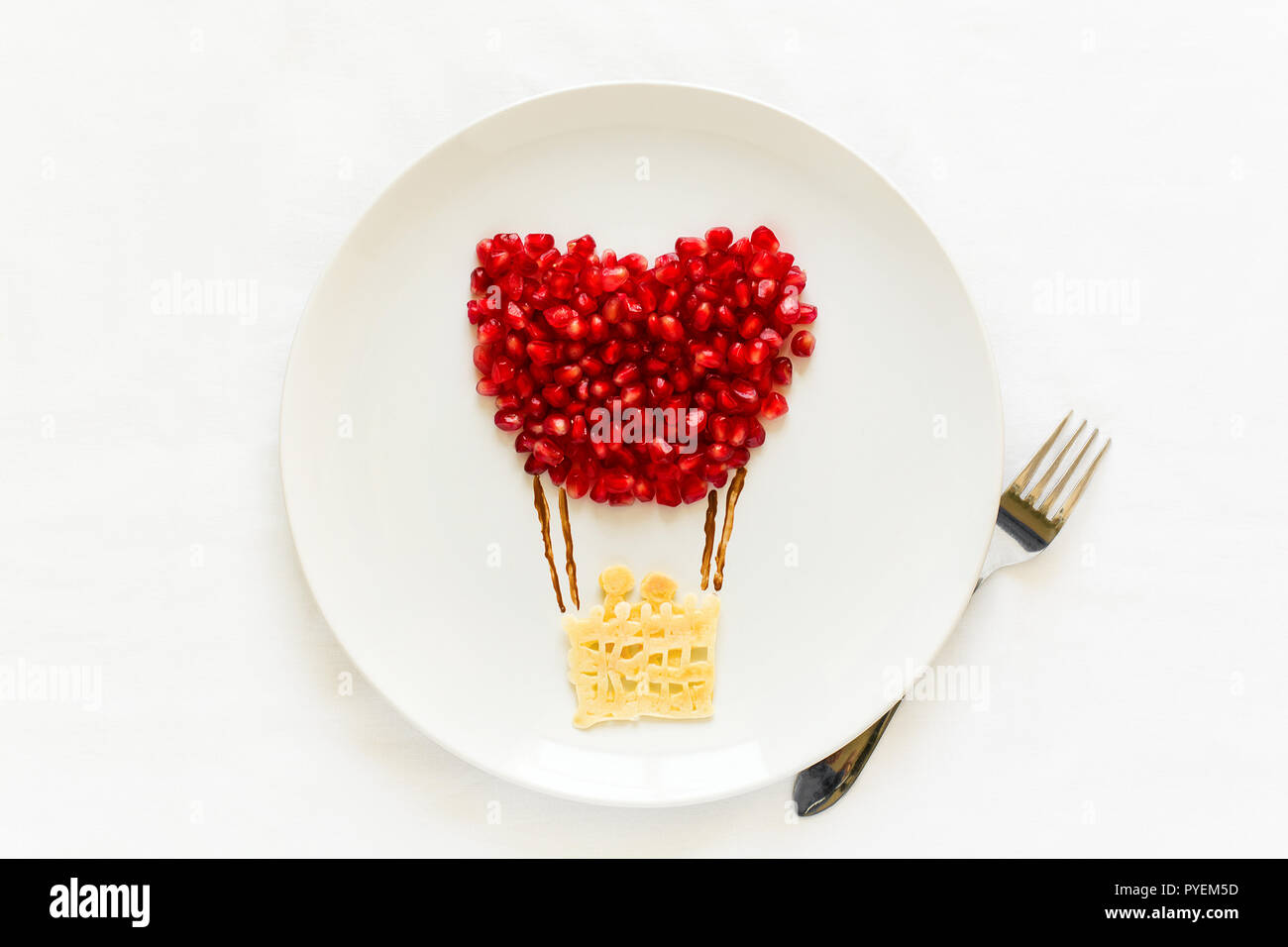 Kunst Essen Konzept. Heißluftballon mit ein Paar. Spitze Pfannkuchen mit Granatapfel Samen. Ansicht von oben. Flach. Platz für Kopie Stockfoto