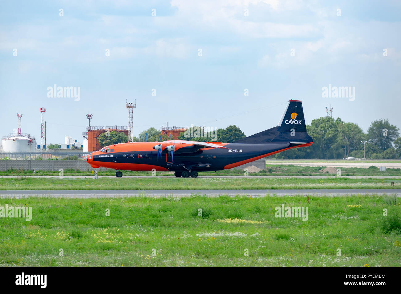 Region Kiew, Ukraine - August 1, 2018: Antonow An-12-Frachtmaschine ist rollt zur Startbahn auf dem Flughafen Stockfoto