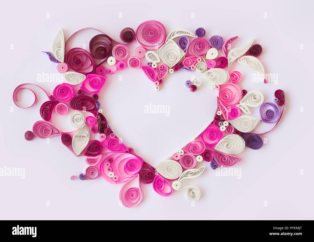 Papier quilling, dekorative Herzen mit Kopie Raum; valentines Hintergrund  Stockfotografie - Alamy