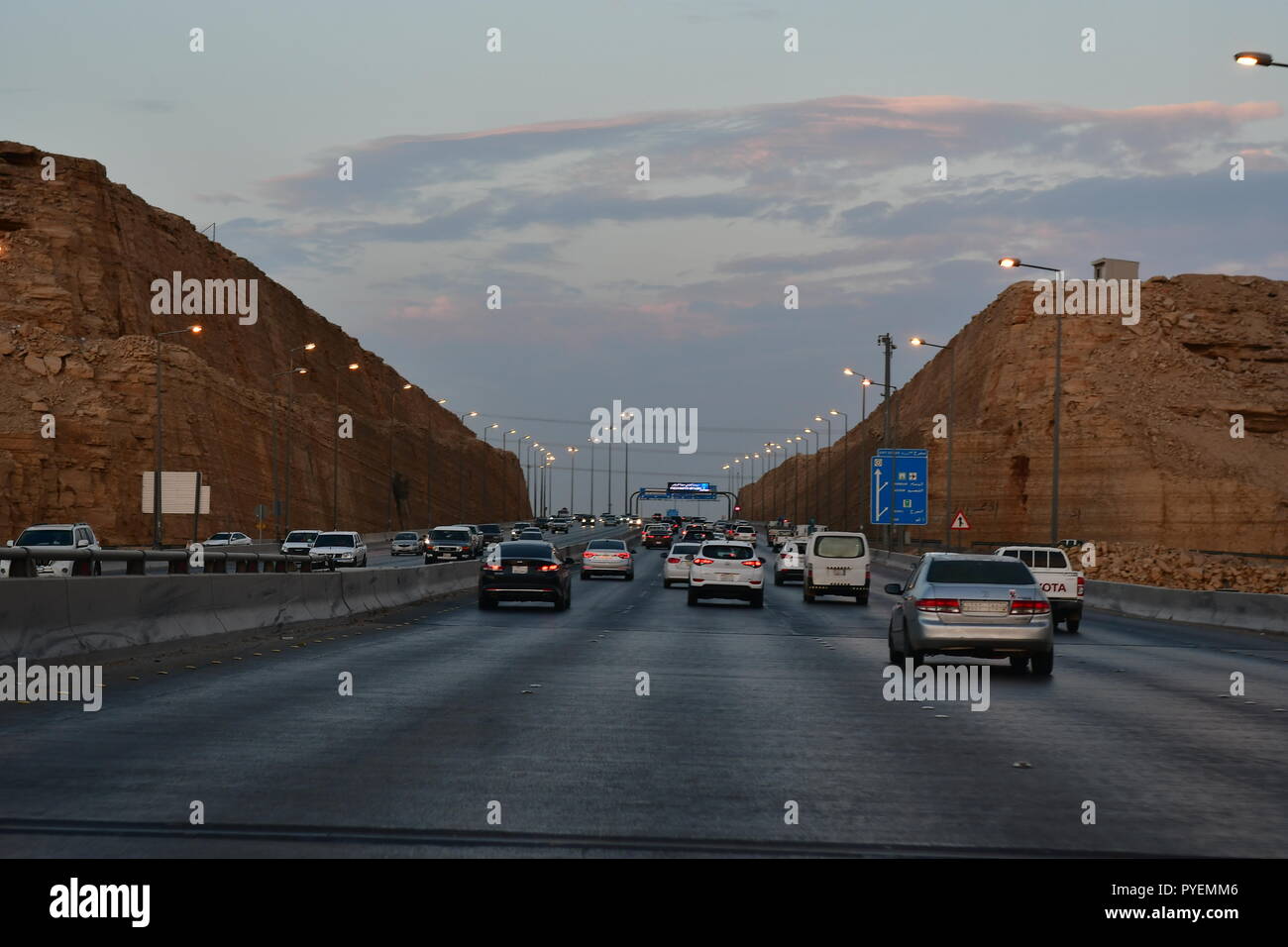 Wüste Straße und Rocky Mountains Stockfoto