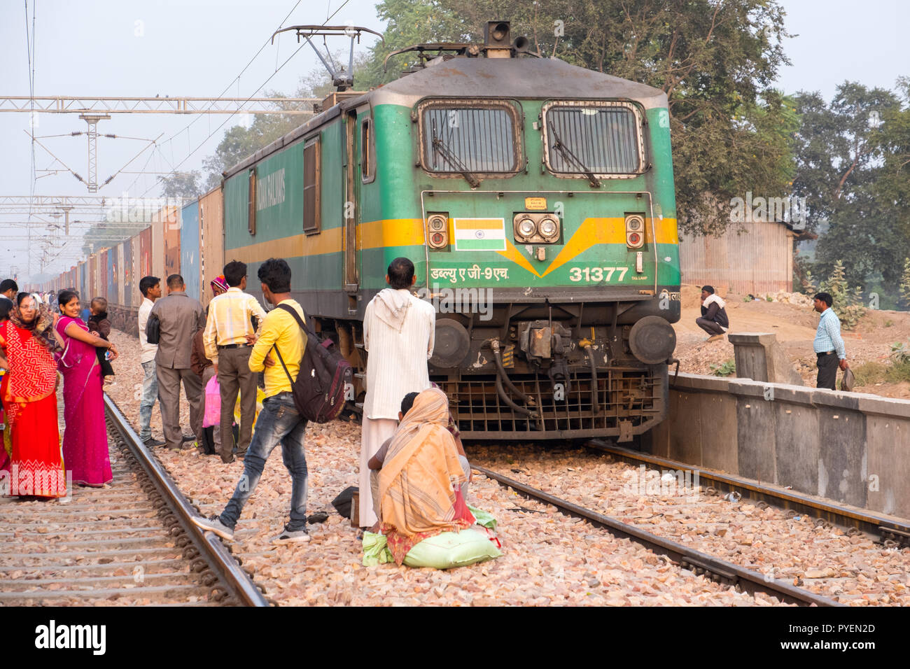 Indische Passagiere warten auf die Schienen für den Zug anreisen, Indien Stockfoto