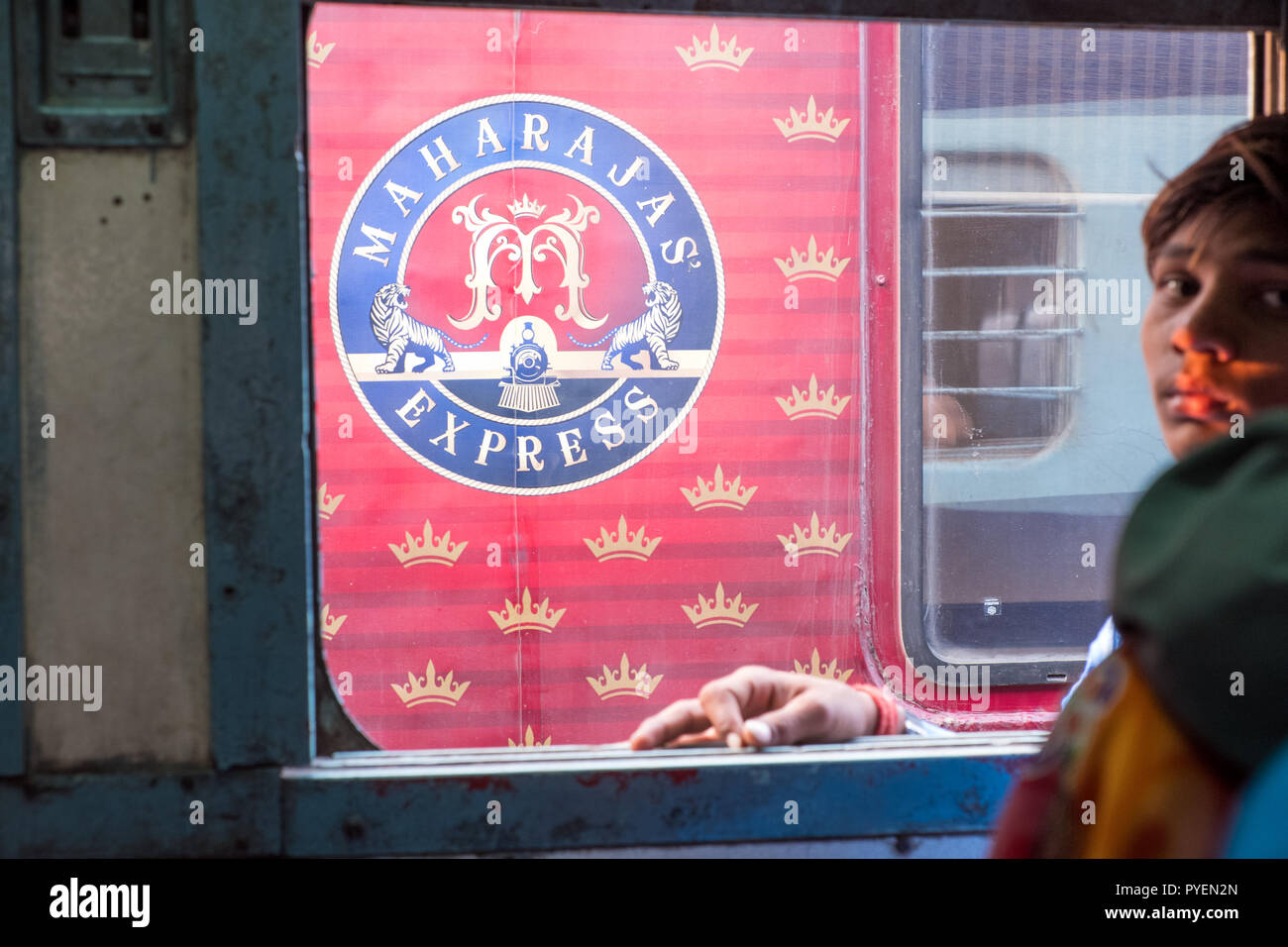 Die maharajas Express Zug gesehen von innen eine reguläre indische Zug Stockfoto