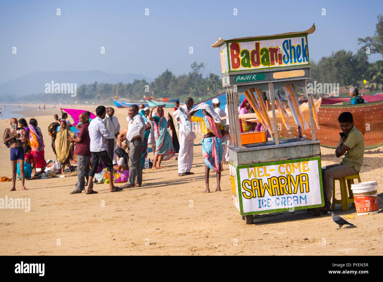 Ein Eis Verkäufer und Indische Touristen am Strand, Gokarna, Indien Stockfoto