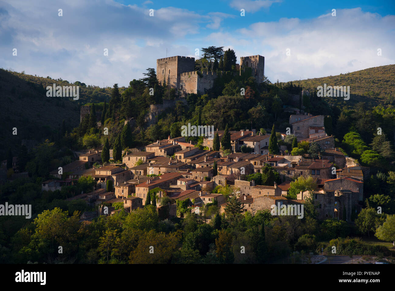 Schönes kleines Dorf Castelnou im Süden Frankreichs Stockfoto
