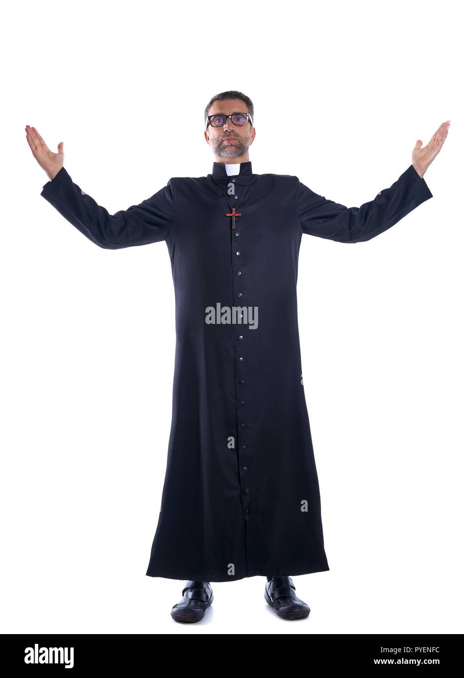 Volle Länge Priester Segen mit offenen Armen schwarzen Soutane Stockfoto
