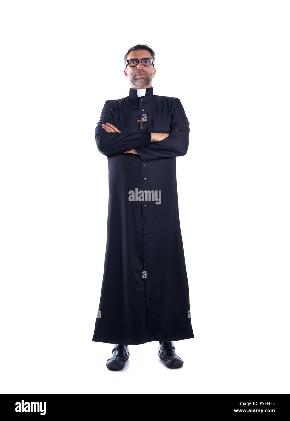 Volle Länge Priester verschränkte Arme mit schwarzen Soutane Stockfoto